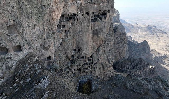 Kayaların içine kurulan 2 bin yıllık "Öksüt Kalesi" zamana direniyor