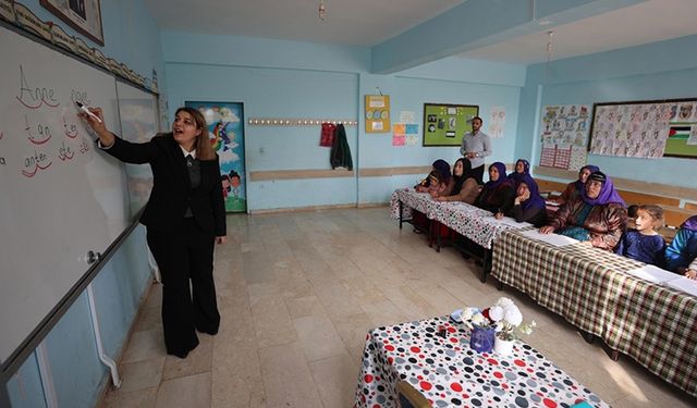 Şanlıurfa'da öğretmenler hem çocukları hem de annelerini okutuyor