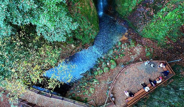 Düzce'nin ekoturizm rotası Aktaş Şelalesi, misafirlerini sonbahar renkleriyle ağırlıyor