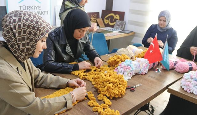 Depremzede kadınlar köy okulundaki öğrencilere atkı örerek terapi oluyor