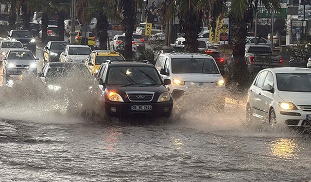 Bodrum'da sağanak yağış... Caddeler göle döndü...