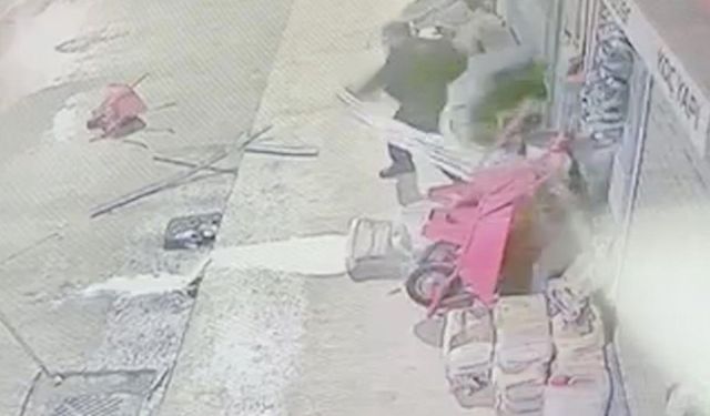 Çorum'da akılalmaz olay: Eline ne geçtiyse yola fırlattı