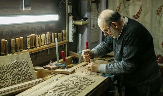 Ailesinin 100 yıldır yaptığı oymacılık bitmesin diye mesleği evinin kilerinde sürdürüyor