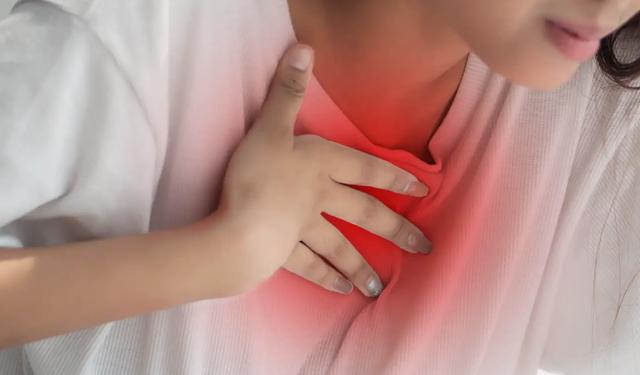 Yılbaşı sofralarında bu hatalara sakın düşmeyin: Şişkinlik ve reflüye dikkat!