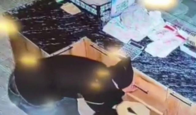Kameralara yansıdı: Sadaka kutusu ve nakit para hırsızları yakalandı