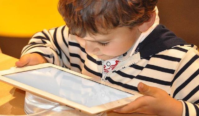 Anne-babalar dikkat! Dijital yorgunluk çocukta okul başarısını düşürüyor