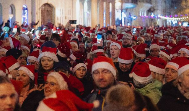Yüzlerce Noel Baba caddeyi bastı! Slovakya'da eğlenceli koşu
