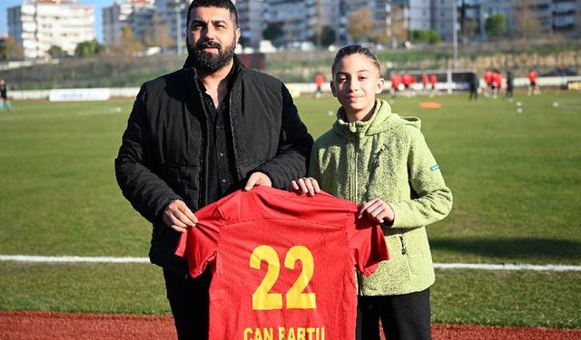 Edirnespor'u ağlattı: 12 yaşındaki Can Bartu harçlığını kulübe bağışladı