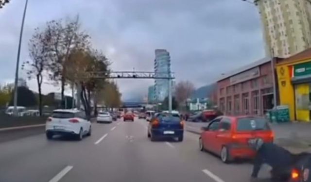 Motorcunun ölümden döndüğü anlar kamerada