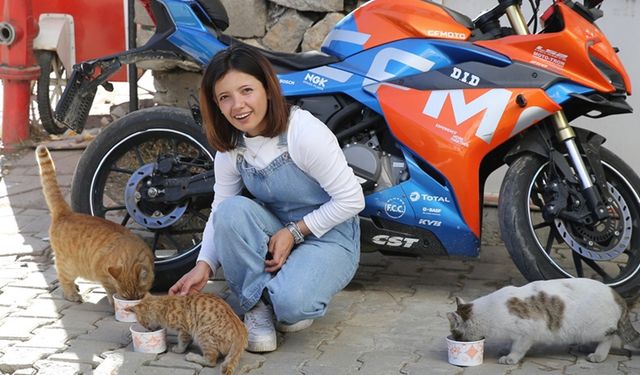 Kazanda pişirdiği etlerle sahipsiz kedileri besliyor