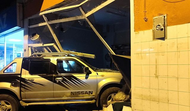 İzmir'de pikap depoya girdi