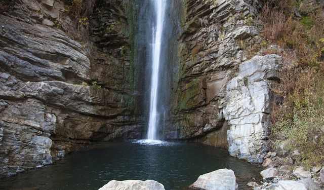 Bitlis'te 56 metre yüksekten akan Gümüşkanat Şelalesi ziyaretçilerini bekliyor