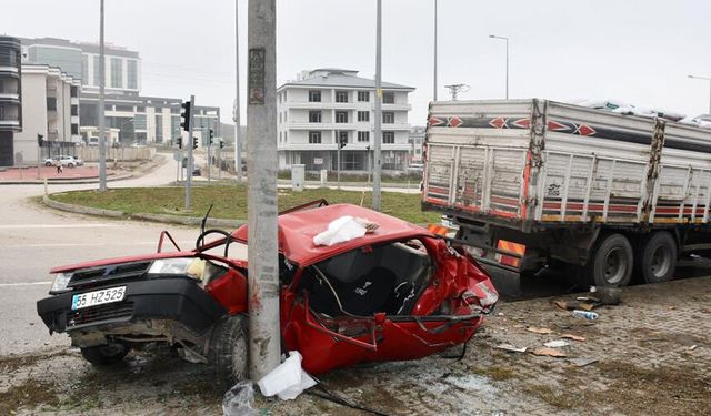 Kamyonun çarptığı Tofaş kağıt gibi katlandı