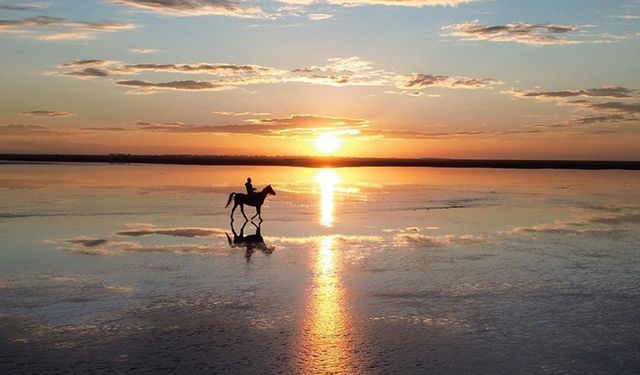 Tuz Gölü'nde gün batımı kızıl tonlarıyla görsel şölen oluşturdu