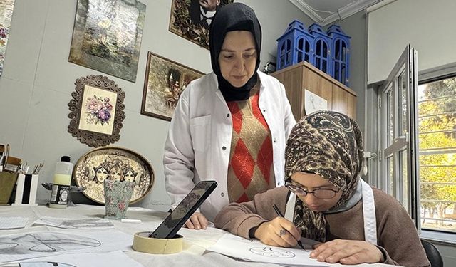 Görme engelli Zeynep resim yaparak hayata tutunuyor