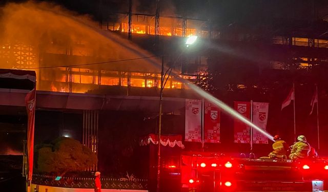 Endonezya'da 7 katlı ofiste yangın: Çok sayıda ölü var