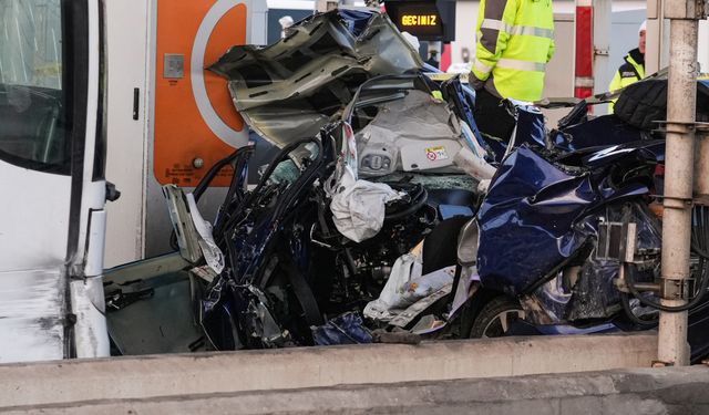 Otoyolda gişe faciası: Sıkışan otomobilin son hali ortaya çıktı