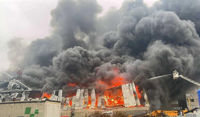 İstanbul Ataşehir'de büyük yangın! Alevler binayı sardı