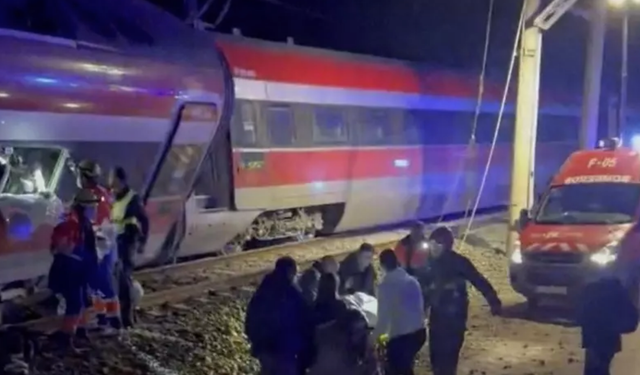 İspanya'da iki hızlı tren raydan çıktı! 21 kişi hayatını kaybetti