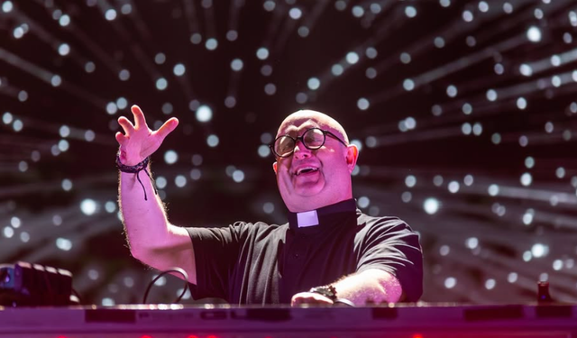 Kilise borcunu elektronik müzikle kapattı: Rahip DJ oldu, cübbesiyle sahneye çıktı!