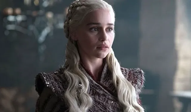 Emilia Clarke şoke etti: Partneriyle ateşli sahneyi çekerken kaburgası kırılmış