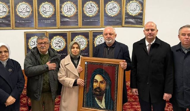 Alevilerle ilgili tepki çeken sözlerinden sonra Hz Ali portresiyle poz verdi