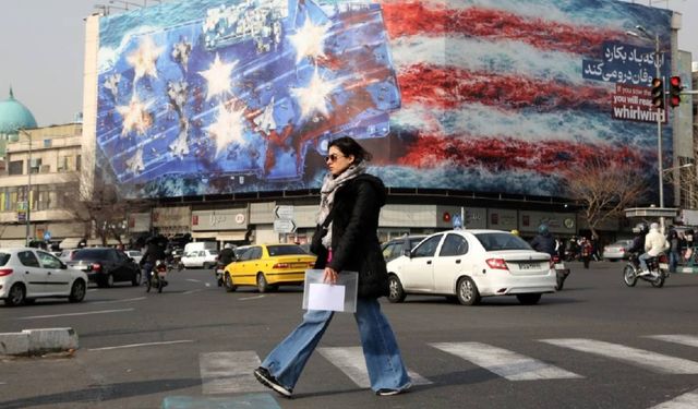 İran'da, ABD'ye göndermeli dev pankart: 'Rüzgar eken fırtına biçer'
