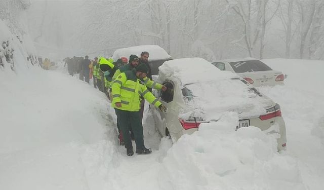 Çığ evi yuttu, en az 9 kişi hayatını kaybetti