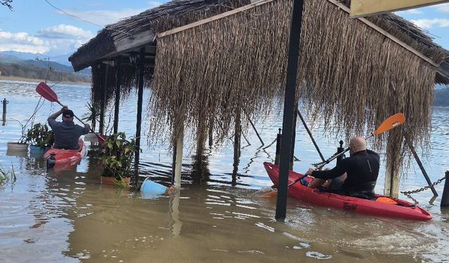 Köyceğiz'de vatandaş su basan caddelerde kanolarla dolaştı! Alanya'da evler tahliye edildi