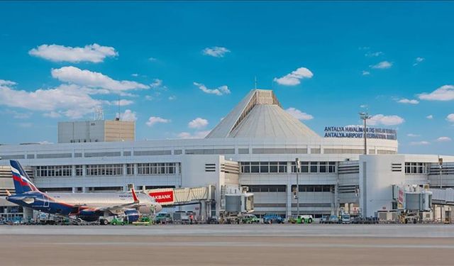 Antalya Havalimanı'nda facianın eşiğinden dönüldü: Yolcular uçaktan tahliye edildi!