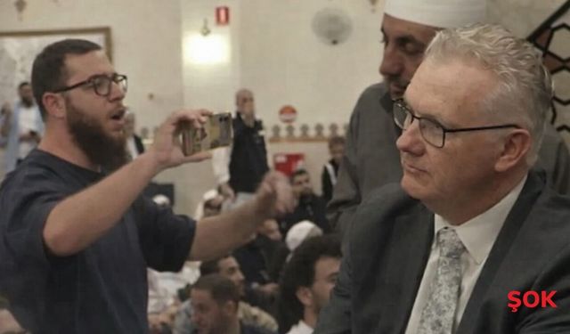 'Pis köpek' diye yuhalandı, sloganlarla karşılandı! Başbakan camiden zor kaçtı