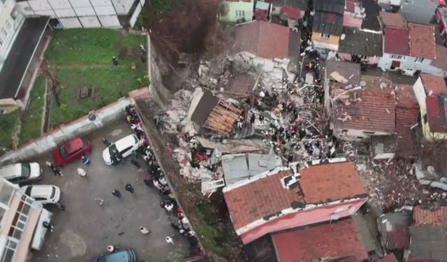 Fatih'te iki bina çöktü! Enkaz altında kalanlar var