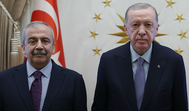 Meclis’te duygulandıran an! Erdoğan’a Sırrı Süreyya Önder’li hediye