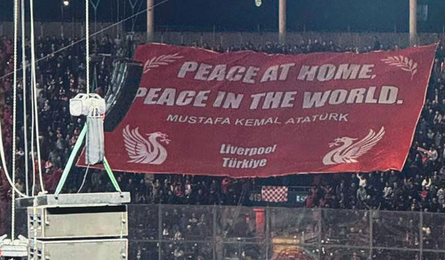 Liverpool taraftarından Atatürk pankartı