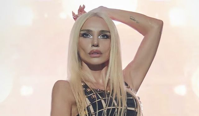 Gülşen'in bayram sahnesindeki tarzı olay oldu! 'Kutudan kıyafet yapmış'