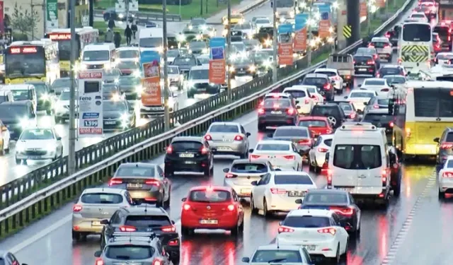 İstanbul'da bayram tatili bitti! Trafik yoğunluğu had safhada