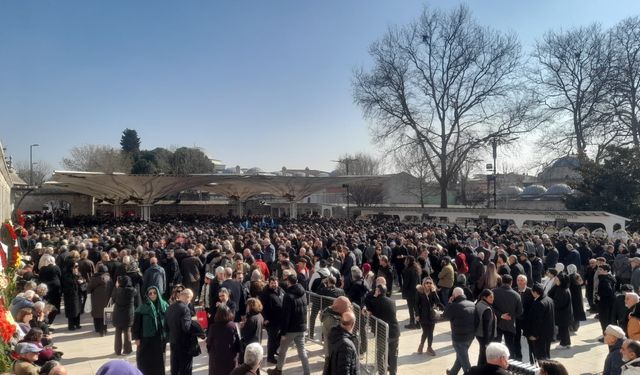 İlber Ortaylı'ya veda için devasa kalabalık! Ünlü tarihçi son yolculuğuna uğurlandı