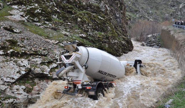 Beton Mikseri dereye uçtu, sürücüsü kayboldu