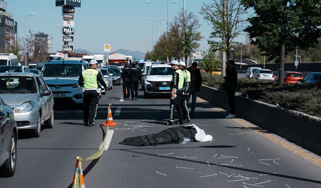 Reklam afişi asarken facia: İşçi üst geçitten düşerek yaşamını yitirdi