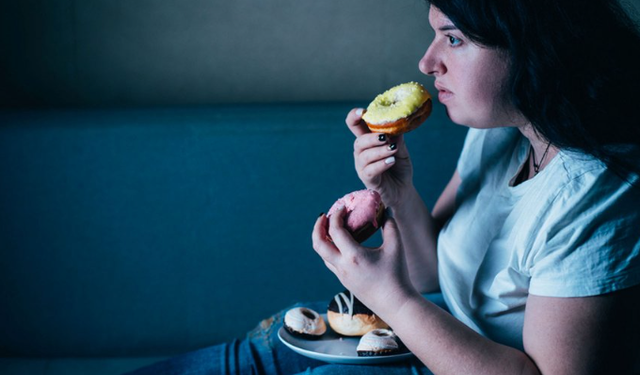 Olumsuz duygular duygusal yeme bozukluğunu tetikliyor!