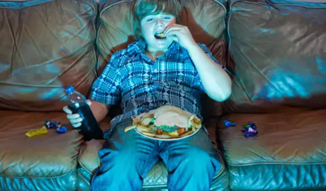 Televizyon karşısında yemek çocuk sağlığını nasıl etkiliyor?