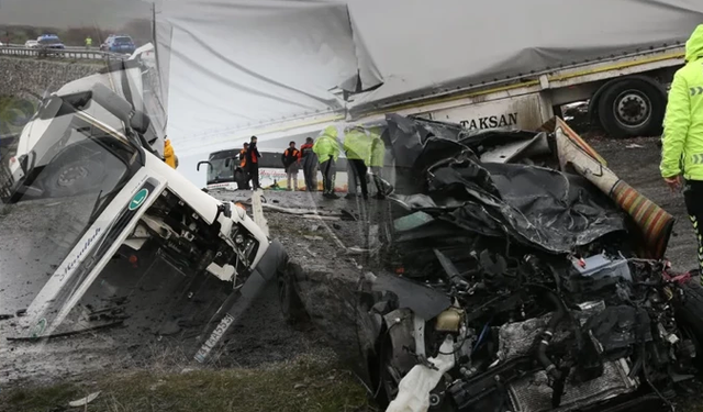 Bitlis’te feci kaza: Yol savaş alanına döndü, 2 ölü!