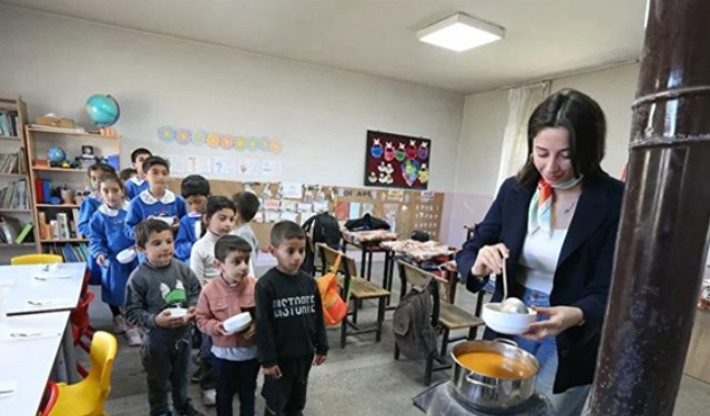 Köy öğretmeni 4 yıldır öğrencilerine sınıfta sofra kuruyor