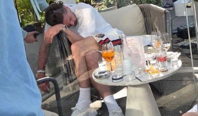 Gece eğlencesi kontrolden çıktı: Yıldız futbolcu içti içti mekanda sızdı kaldı!