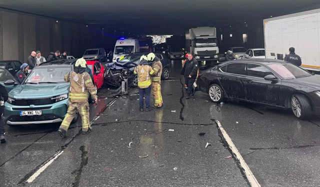 Beylikdüzü'nde zincirleme kaza: 4 araç birbirine girdi!