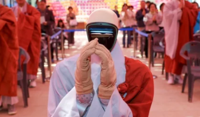 Dünyada bir ilk! İnsansı robot Budist keşiş oldu: 'Fazla şarj olmayacağına' yemin etti