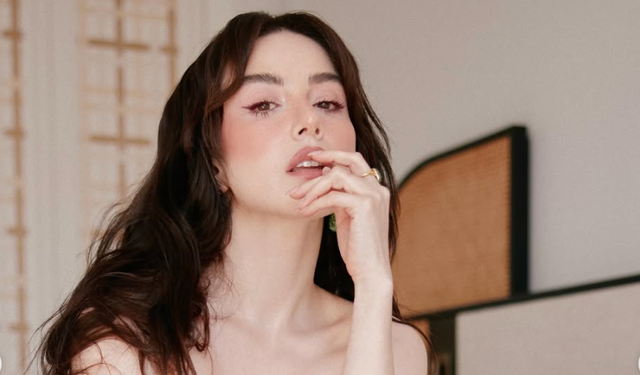 Özge Gürel Cannes’a damga vurdu! Pedro Almodovar galasında boy gösterdi
