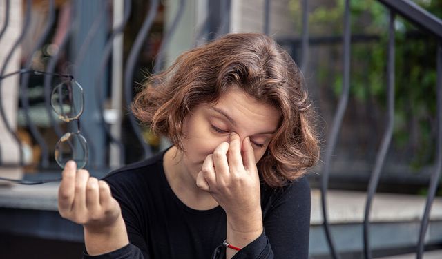 Gözde rahatsızlık hissi göz kuruluğunun ilk işareti olabilir