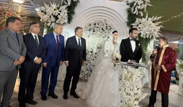 AK Parti'nin buluştuğu düğünde Abdullah Gül detayı! Kimse tokalaşmadı mı?