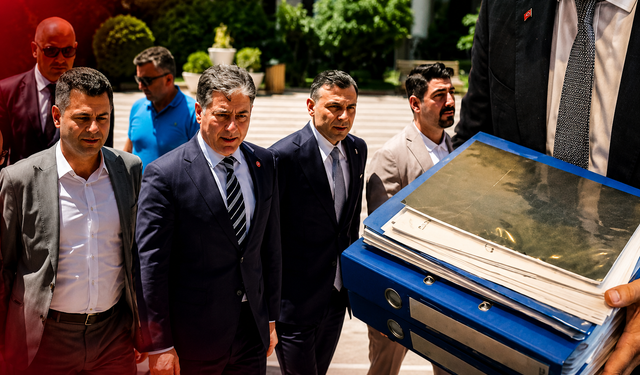 CHP Genel Merkezi'nde sıcak saatler! 1003 imzalı dosya teslim edildi